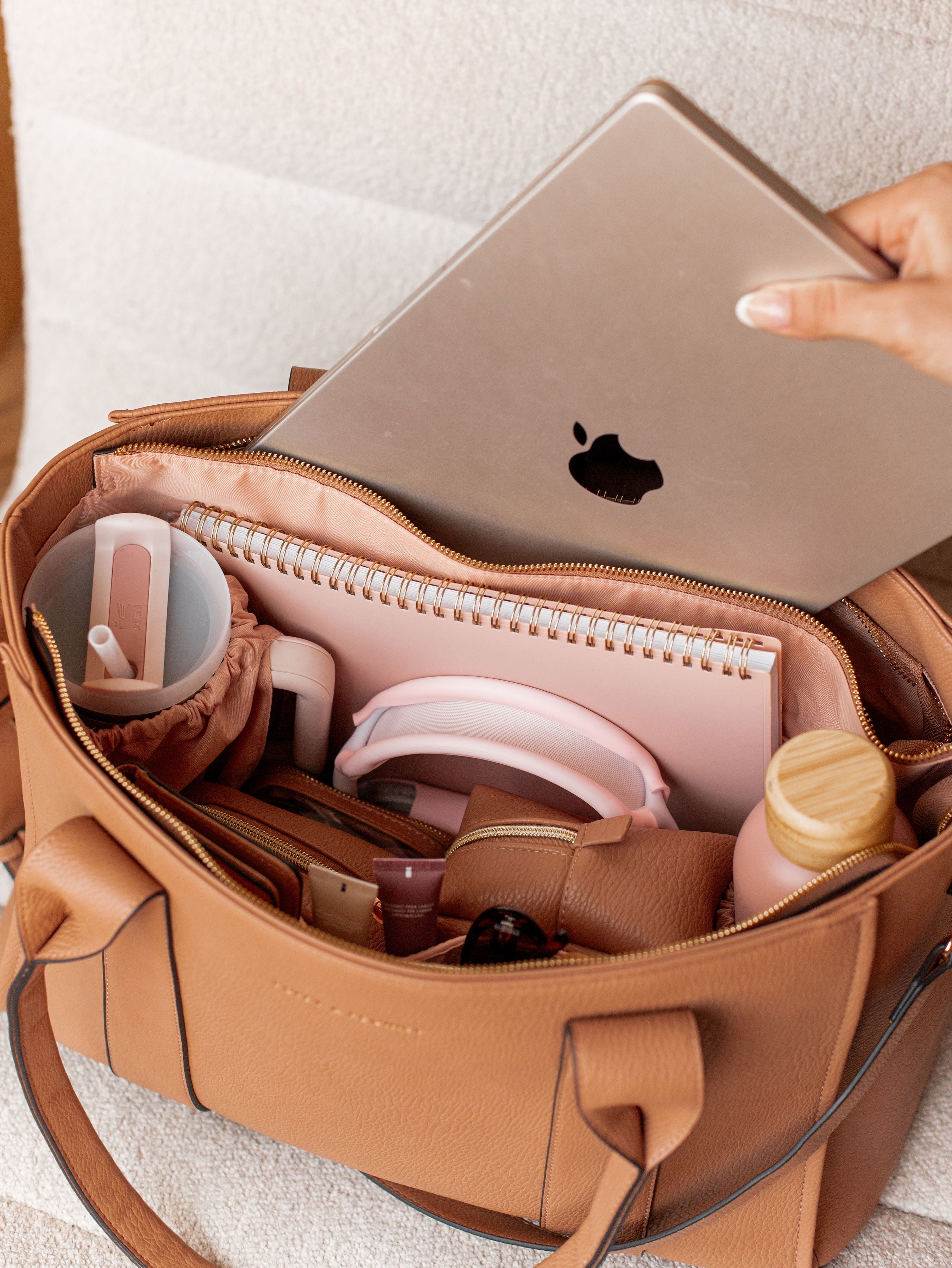 Multitasker Bag Mocha Mousse | Poppy and Peonies – www