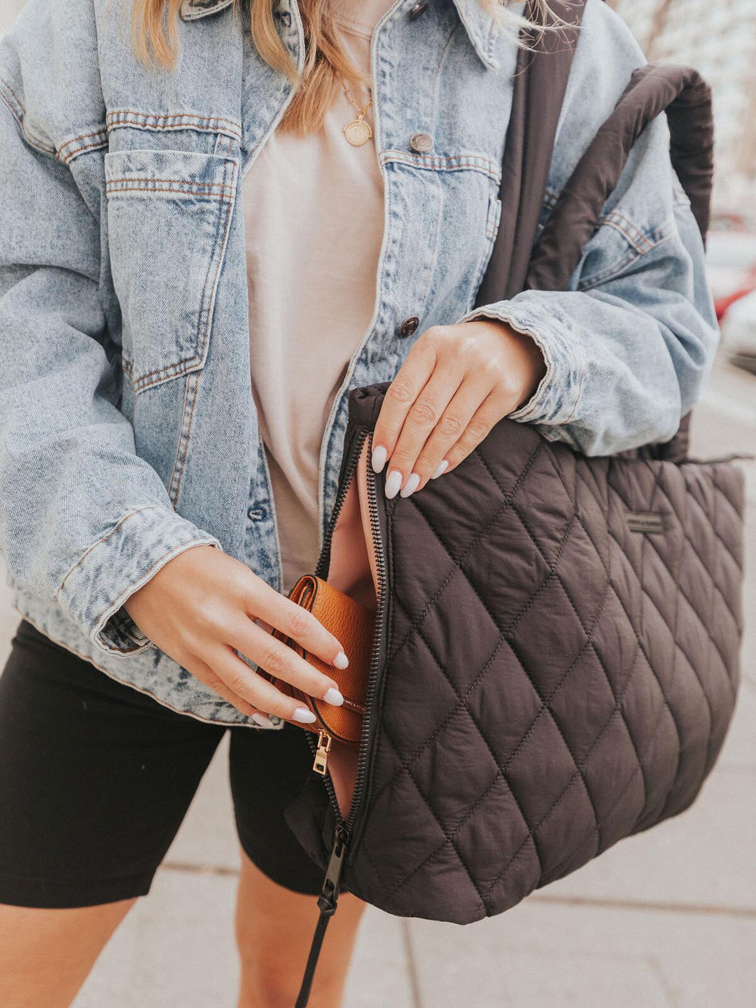 Tote It Black