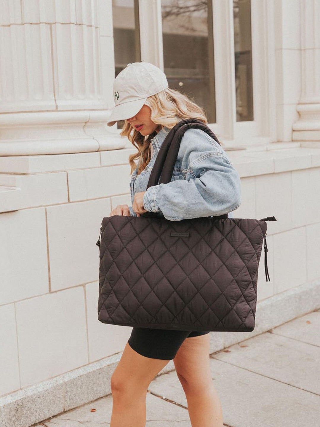 Tote It Black