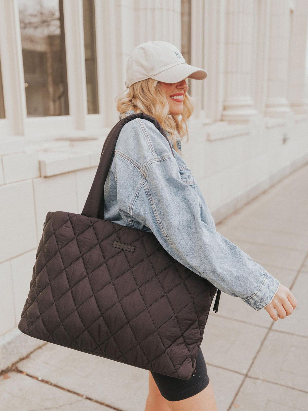 Tote It Black